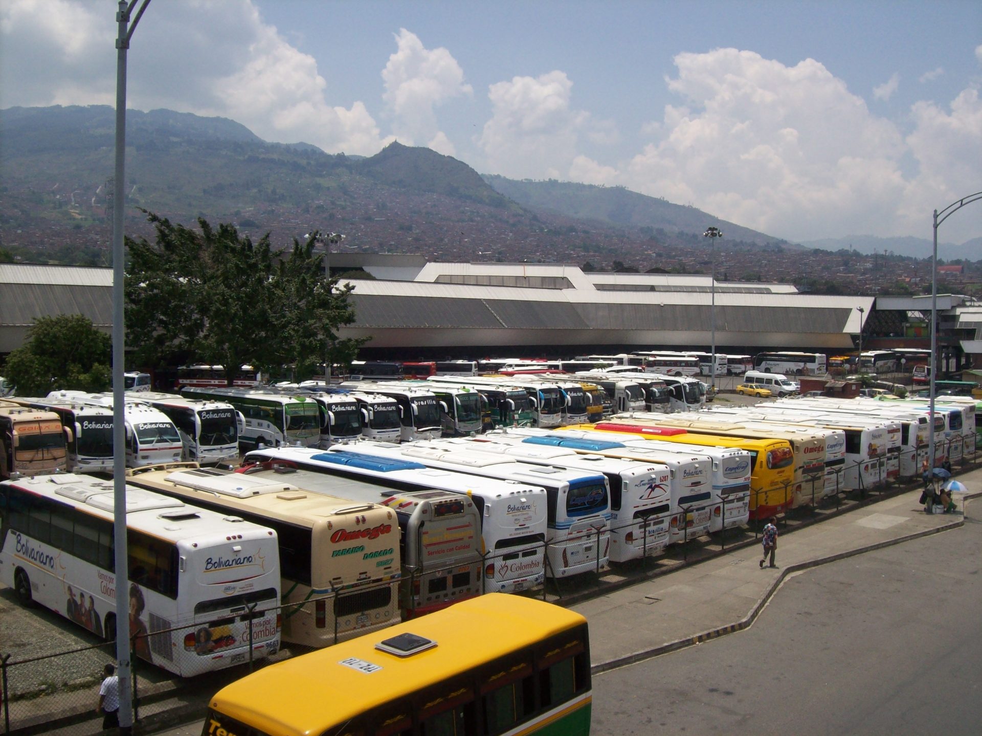 Buses en la Terminal del Norte de Medellín vista desde la estación Caribe
