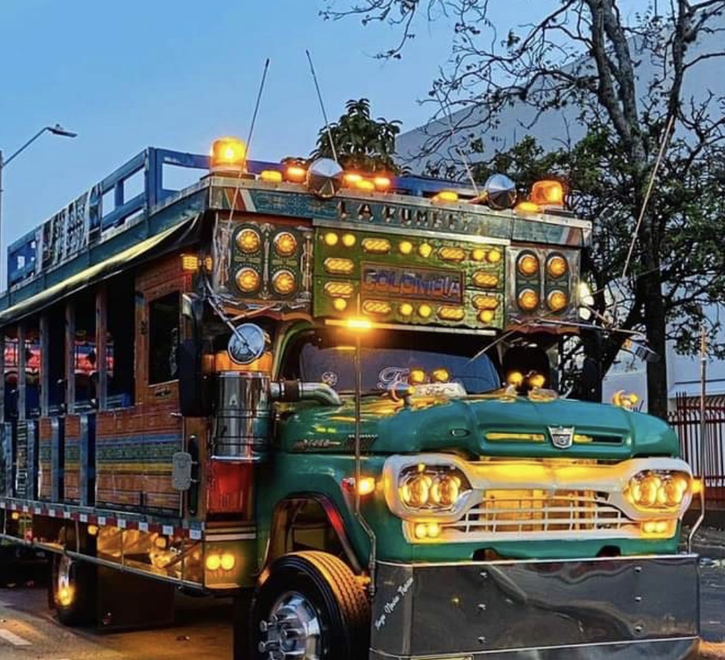 Chiva típica decorada y con luces — foto 2