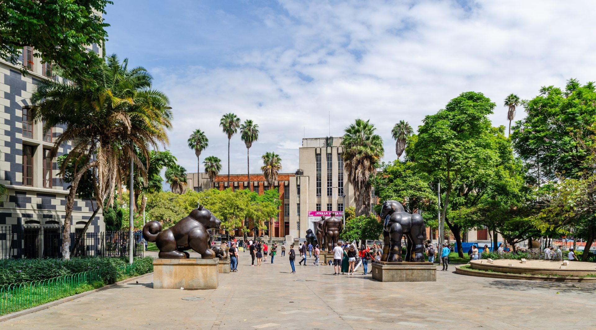 Plaza Botero con sus esculturas y el Museo de Antioquia al fondo, Medellín