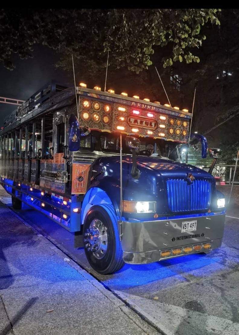 Chiva rumbera iluminada en Medellín — foto 1