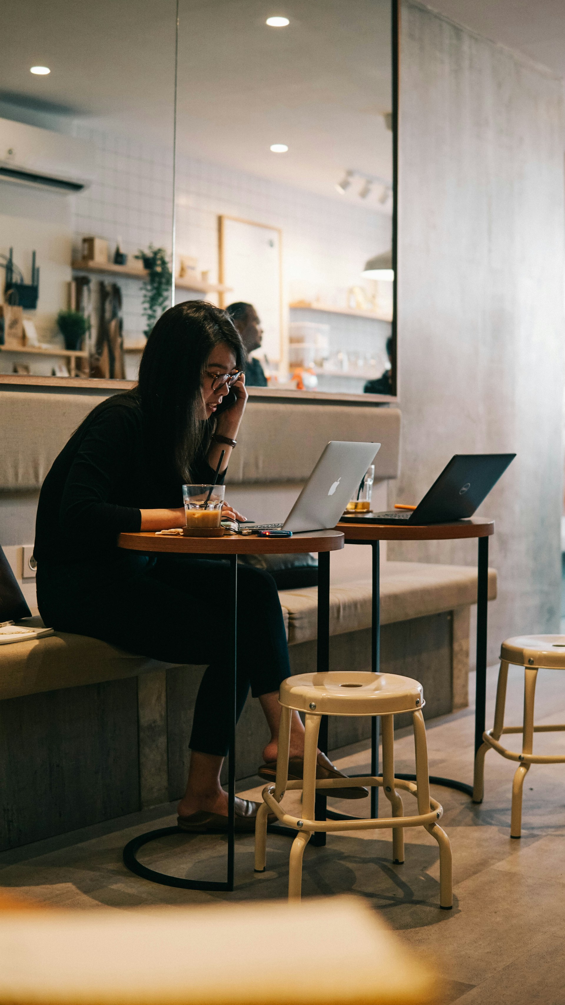 Nómadas digitales trabajando con laptops en un espacio de coworking