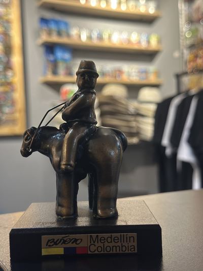 Miniatura Botero: Hombre a Caballo - Souvenir Plaza Botero Medellín