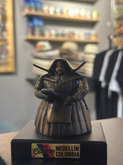 Miniatura Botero: Mujer con Velo - Souvenir Medellín Colombia