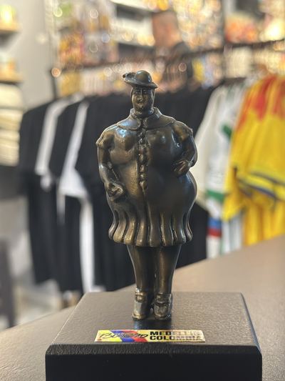 Miniatura Botero: Mujer Vestida - Souvenir Plaza Botero Medellín