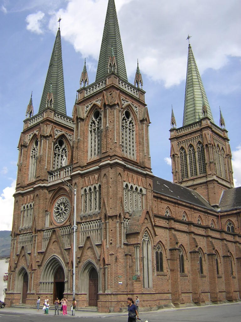 Perpetuo Socorro : L'Église Gothique et le Quartier du Design de Medellín en Vélo Électrique