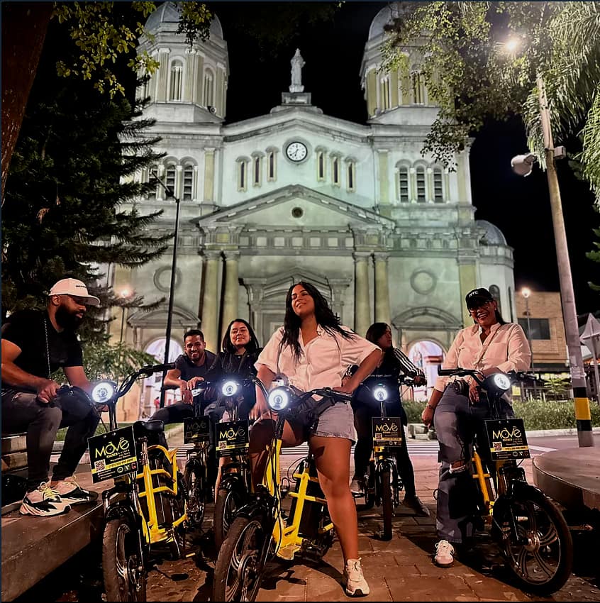 Tour nocturno bici eléctrica Medellín luces