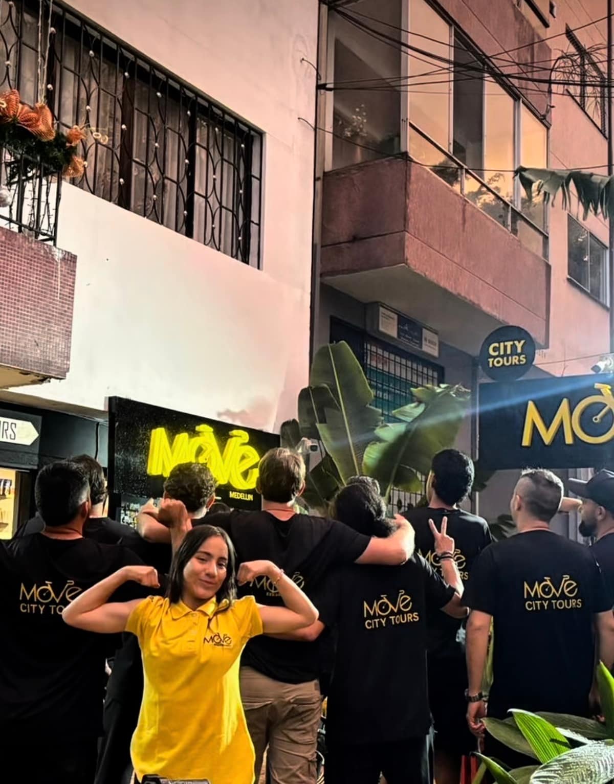 Equipo Move frente a la tienda